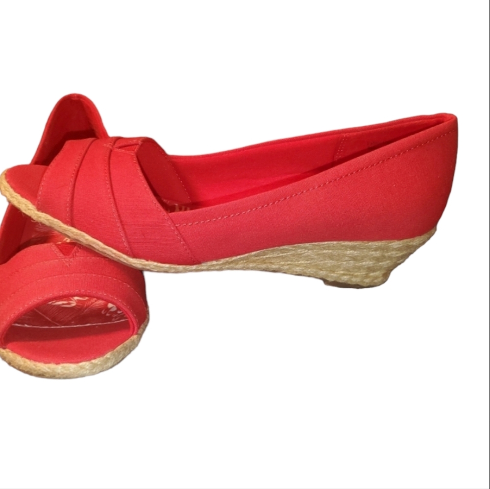 Coach And Four Women's Red Low Wedge Sandals Gem